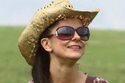 Seznamovací reality show Farmář hledá ženu (2013) online ke shlédnutí. Přímo zde si můžete pustit nový 2. díl z premiérové 3. řady seznamovací reality show Farmář hledá ženu. Tento díl byl odvysílán na televizi Prima v 28. února 2013. Dnešní epizoda se jmenuje „Dopisy” a jak už název napovídá, tak nyní se vybraní farmáři budou rozhodovat mezi štosy dopisů, ze kterých musí vybrat 10 žen, se kterými se pak budou chtít setkat také osobně.